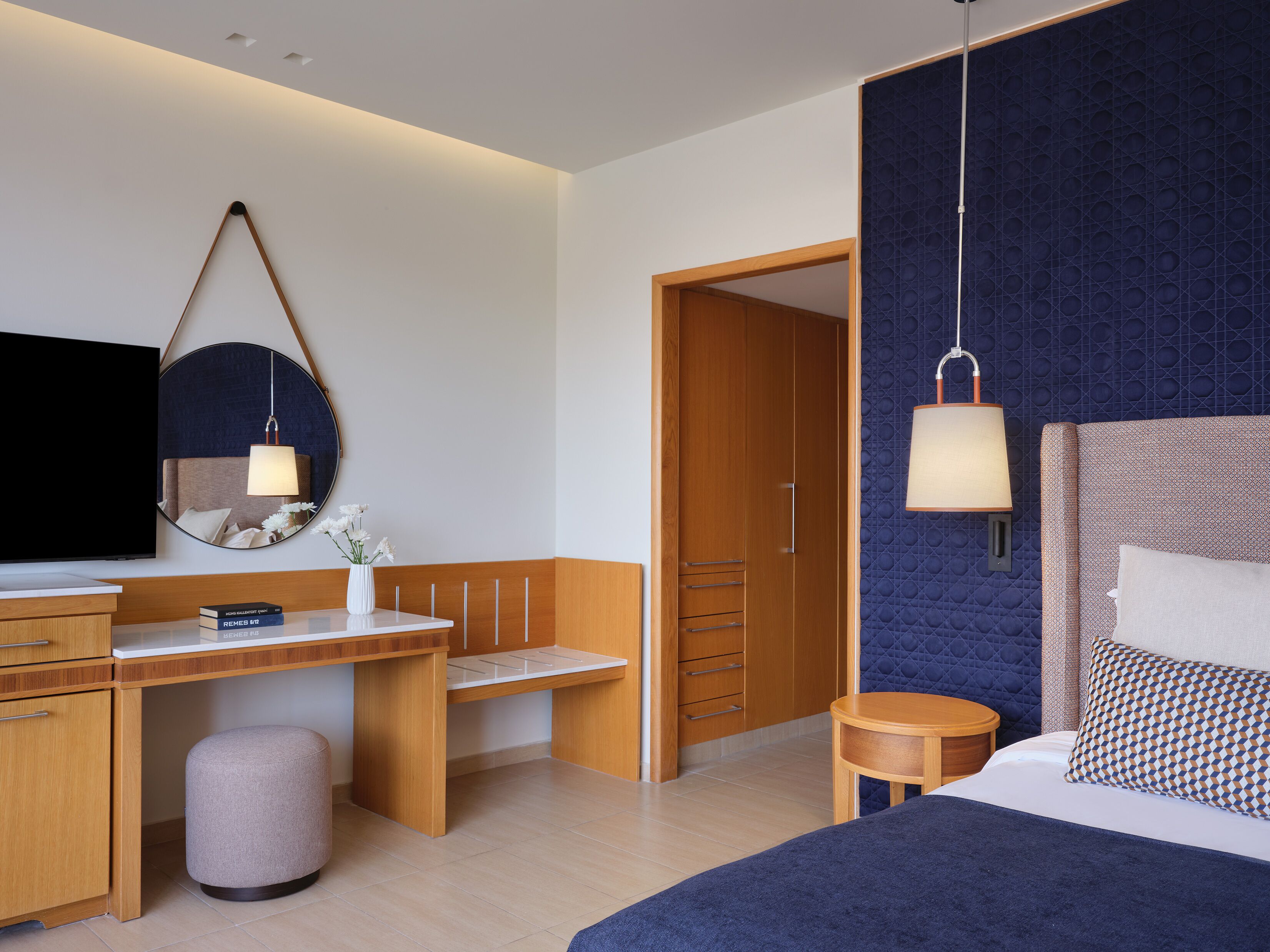 Tallelokero huoneessa, pimennysverhot, äänieristys, silitysrauta/-lauta