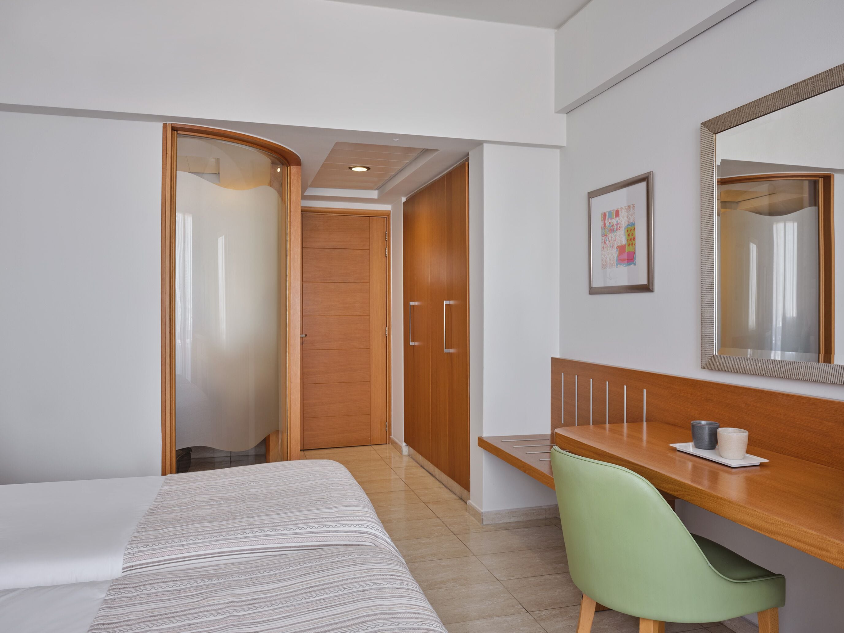 Tallelokero huoneessa, pimennysverhot, äänieristys, silitysrauta/-lauta