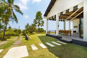 Interior entrance - Villa Bloom by Villa Finder (Sukasada)