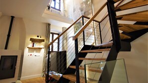 別墅 | 客廳 | 30 吋電視連有線電視頻道、壁爐