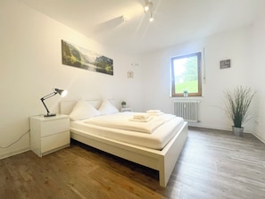 1 Schlafzimmer, Schreibtisch, Reisekinderbett, WLAN