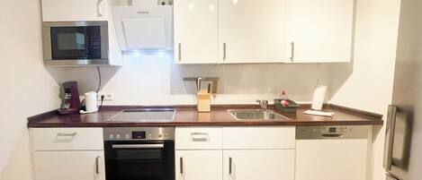 Jääkaappi, mikroaaltouuni, uuni, liesi