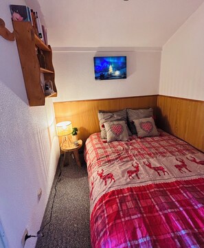 2 bedrooms, iron/ironing board