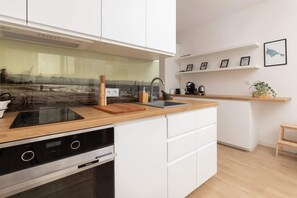 Fridge, oven, stovetop, dishwasher