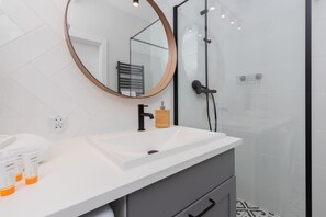 Dusche, Haartrockner, Handtücher, Shampoo