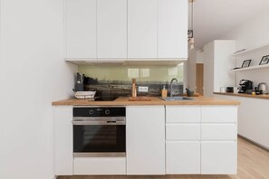 Fridge, oven, stovetop, dishwasher