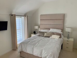 2 slaapkamers, een strijkplank/strijkijzer, reisbedje, gratis wifi