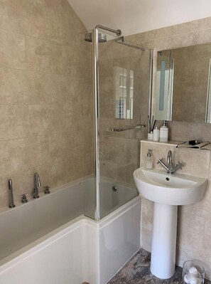 Duschwanne, Haartrockner, Handtücher, Seife