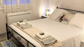 2 bedrooms, desk, iron/ironing board, WiFi