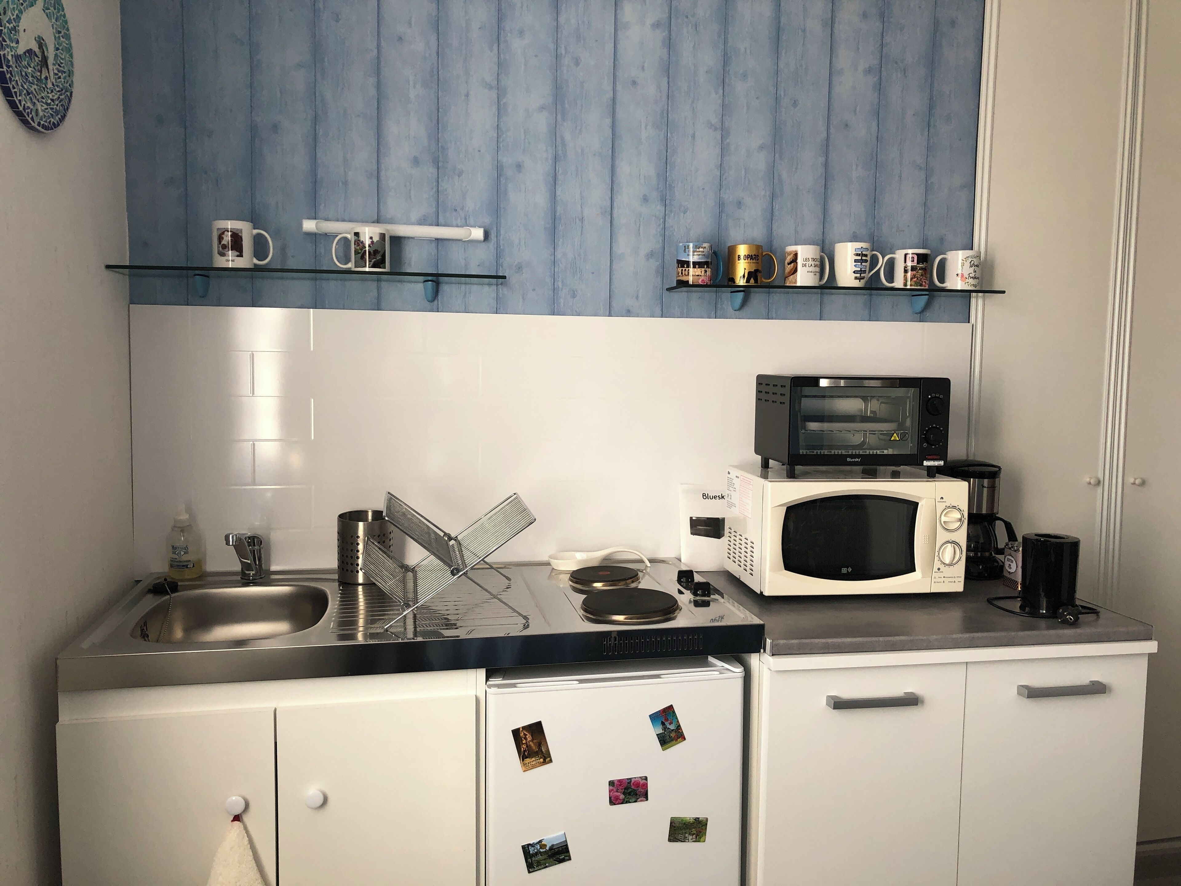 Réfrigérateur, micro-ondes, four, plaque de cuisson