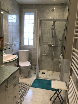 Shower, hair dryer, towels, soap - Studio in Annie's house (Doué La Fontaine)