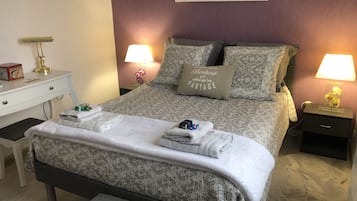 2 habitaciones, escritorio, tabla de planchar con plancha y wifi