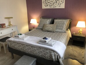 2 bedrooms, desk, iron/ironing board, WiFi