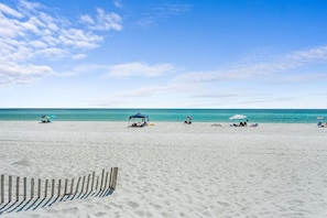 On the beach - Gulf Front Stunner: Beautifully Renovated (Pensacola Beach)