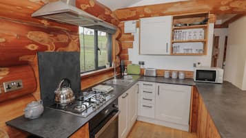 Cottage | Private kitchen | Fridge, electric kettle, toaster, cookware/dishes/utensils