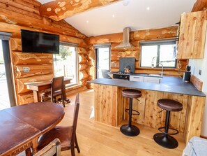 電冰箱、電熱水壺、烤麵包機、鍋具/餐盤/廚房用品