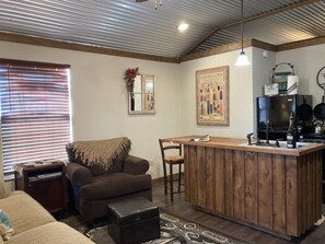 Téléviseur connecté, lecteur de DVD, livres