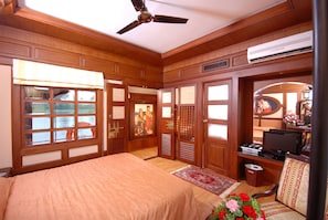 Desk, blackout drapes, bed sheets - Sterling House boat Lake Palace Alleppey (Ambalapuzha)