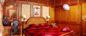 2 bedrooms, desk, blackout drapes, bed sheets