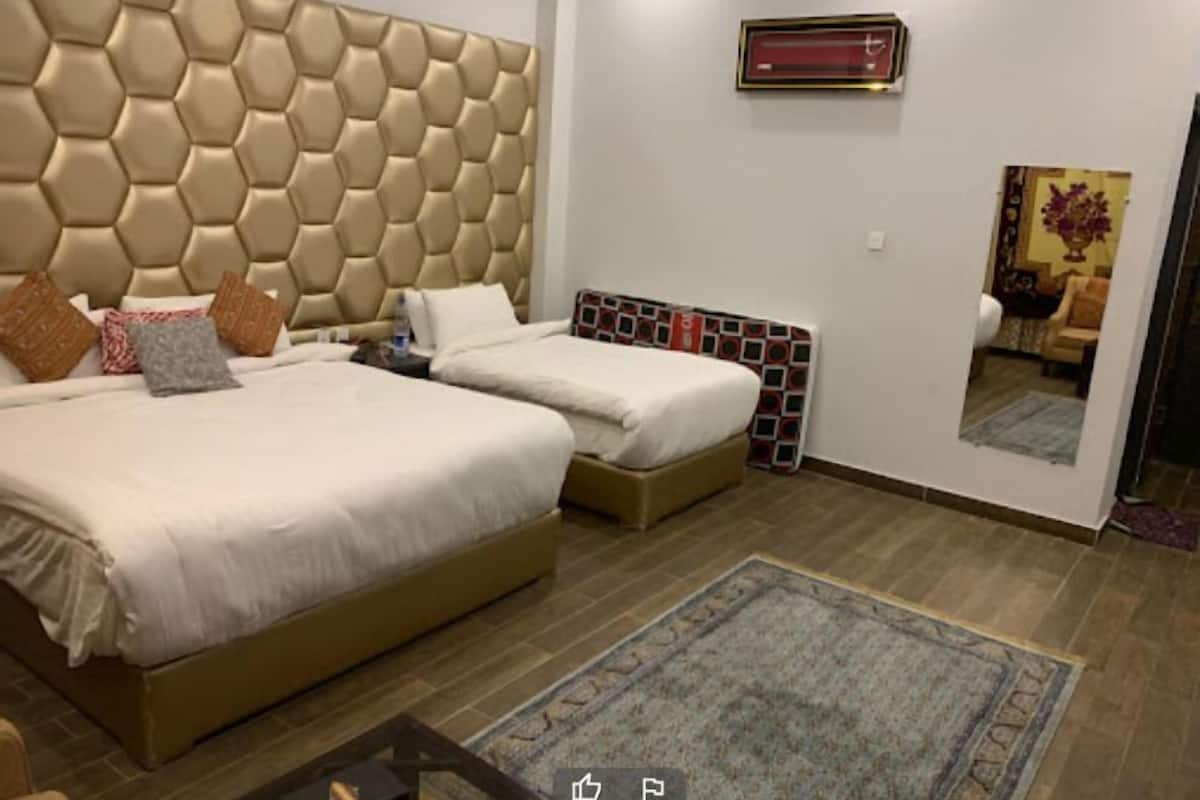 Habitación triple ejecutiva | Tabla de planchar con plancha, wifi gratis, ropa de cama