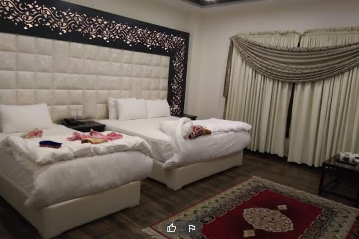 Habitación Deluxe doble | Tabla de planchar con plancha, wifi gratis, ropa de cama