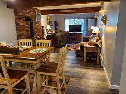 Beautiful condo right near all North Conway, Jackson and Bartlett has to offer!