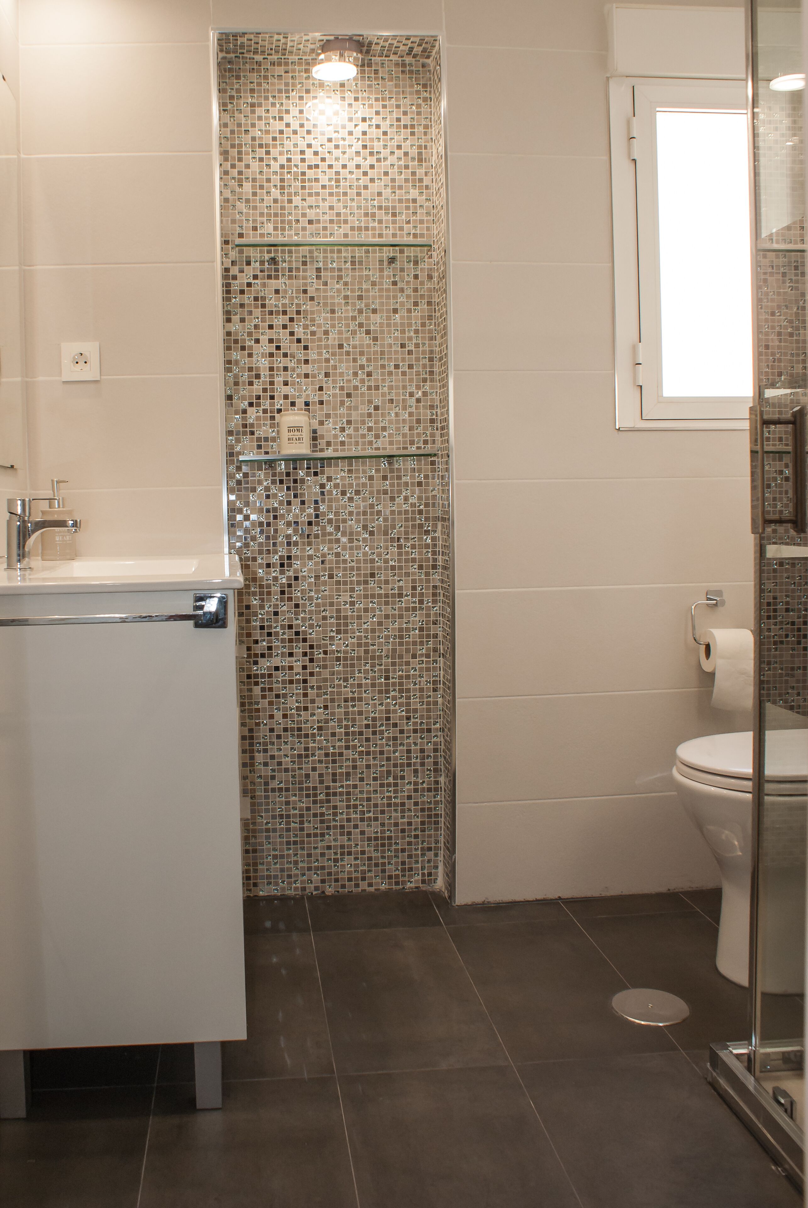 Een douche, een haardroger, handdoeken, zeep