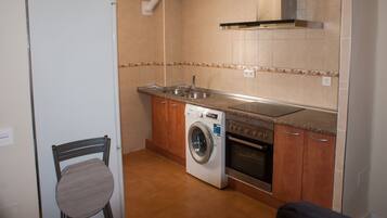 Frigorífico, microondas, horno y cafetera o tetera