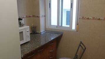 Een koelkast, een magnetron, een oven, een koffiezetapparaat/waterkoker