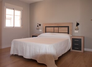 2 Schlafzimmer, Schreibtisch, Bügeleisen/Bügelbrett, Reisekinderbett