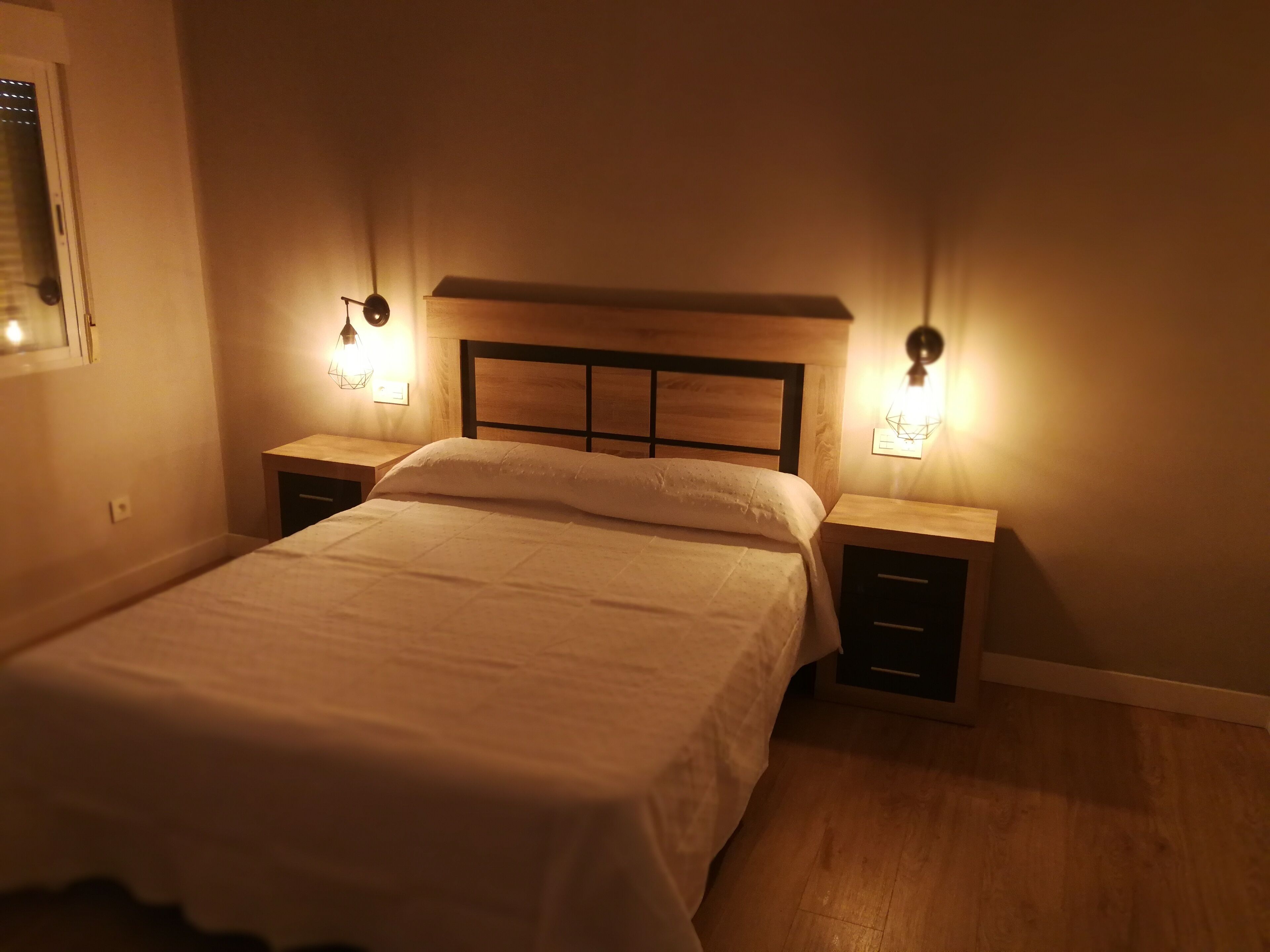 2 sovrum, skrivbord, strykjärn/strykbräda och resesäng