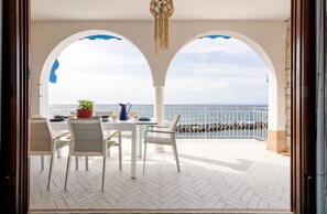 Outdoor dining - Enchanting villa on three levels with direct access to the sea and view of Capri (Massa Lubrense)