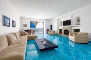 Smart TV - Enchanting villa on three levels with direct access to the sea and view of Capri (Massa Lubrense)