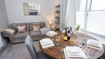 Apartment, Multiple Beds | 3 bedrooms, iron/ironing board, WiFi (free), bed sheets