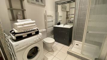 Een douche, een haardroger, handdoeken