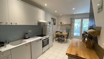 Een koelkast, een microgolfoven, een oven, een kookplaat