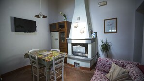 TV, fireplace - Lovely and typical farmhouse in the heart of Chianti (Monteriggioni, Siena, Toskana)