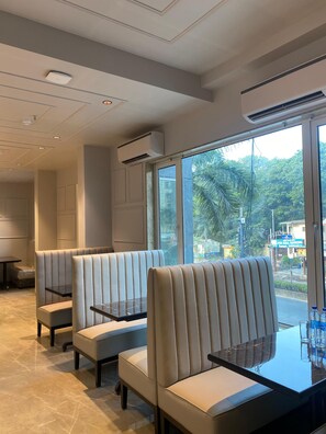 Phục vụ bữa sáng, bữa trưa và bữa tối 