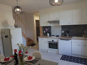 冷蔵庫、電子レンジ、オーブン、コンロ