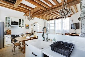 Réfrigérateur, micro-ondes, four, plaque de cuisson