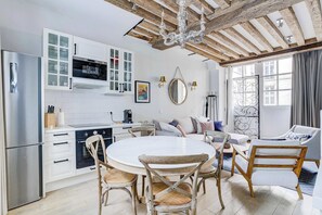 Interior - Classy Bourgeois - Chic 2 Bedroom Apt in Le Marais (Paris)