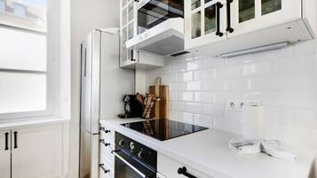 KĂŒhlschrank, Mikrowelle, Ofen, Herdplatte