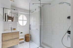 Shower, hair dryer, towels