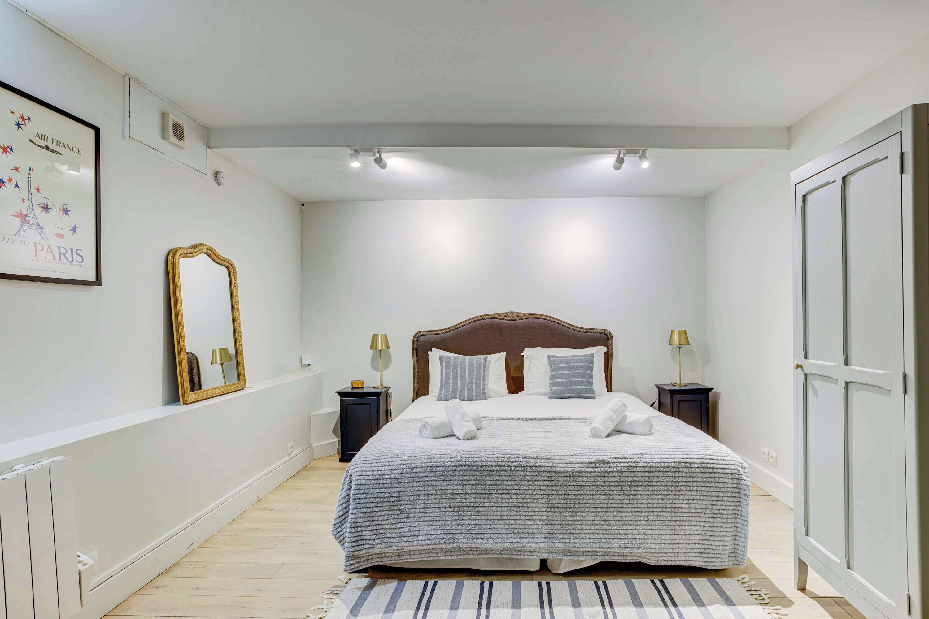 2 bedrooms, desk, iron/ironing board, WiFi