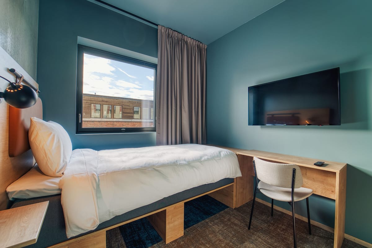 Business Single Room | Free WiFi, bed sheets