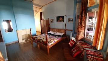 3 bedrooms, desk, iron/ironing board, free WiFi