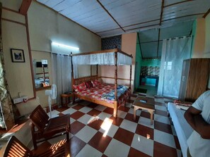 3 bedrooms, desk, iron/ironing board, free WiFi