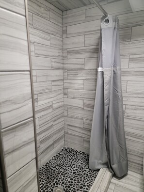 Dusche, Haartrockner, Handtücher, Toilettenpapier