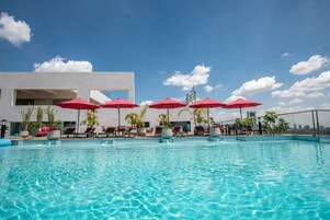 Una piscina al aire libre