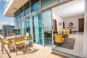 2 Bedroom Deluxe Suite | Terrace/patio